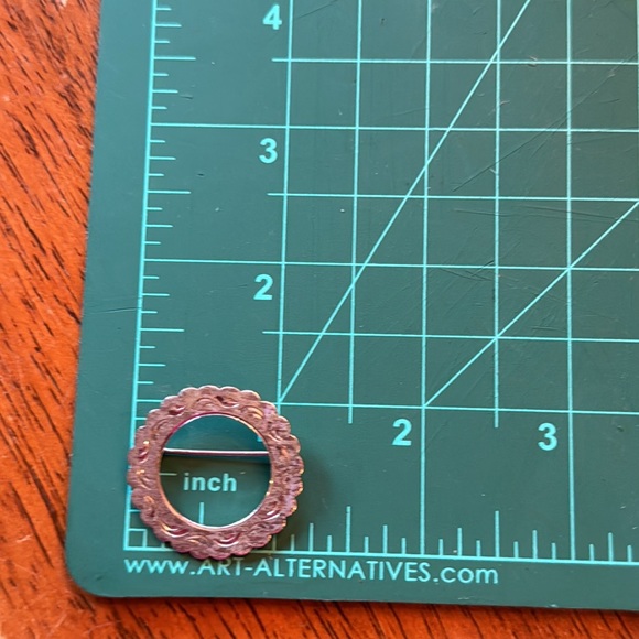 Silver round pin brooch - Picture 2 of 5